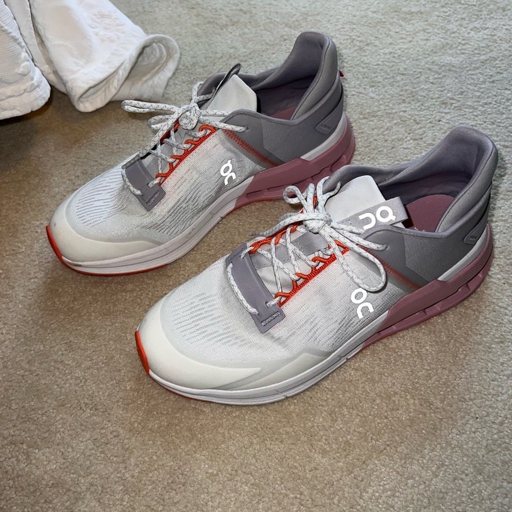 Barely worn women’s On Cloud Sneakers 8.5